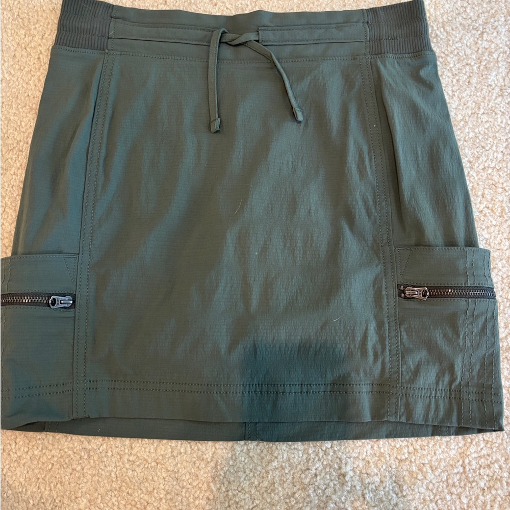 Athleta Olive active treki Skirt Textured Fabric